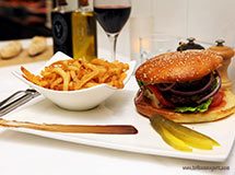 Hamburger und Pommes, New York, USA